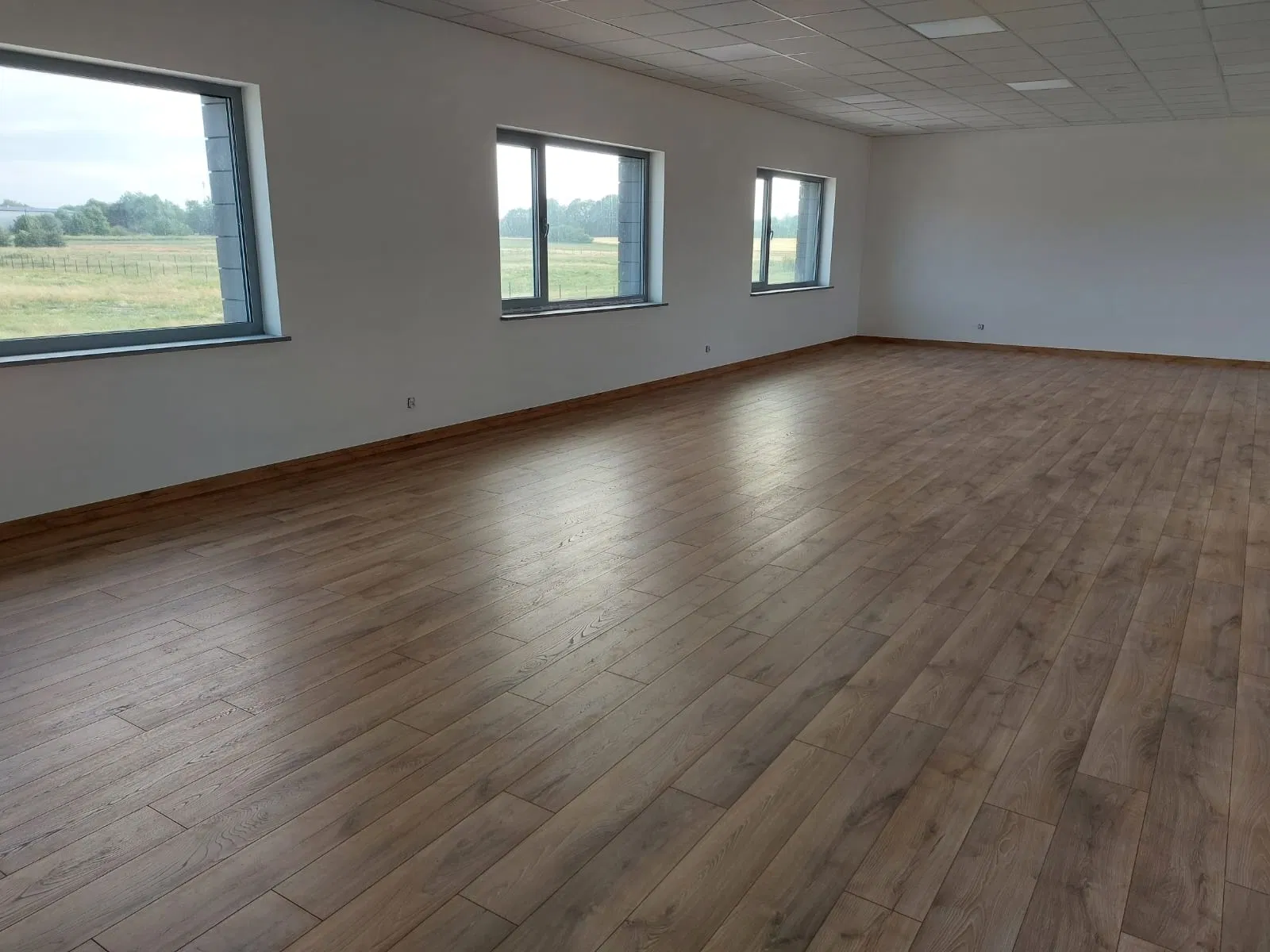 Zrealizowana podłoga w dużym pomieszczeniu